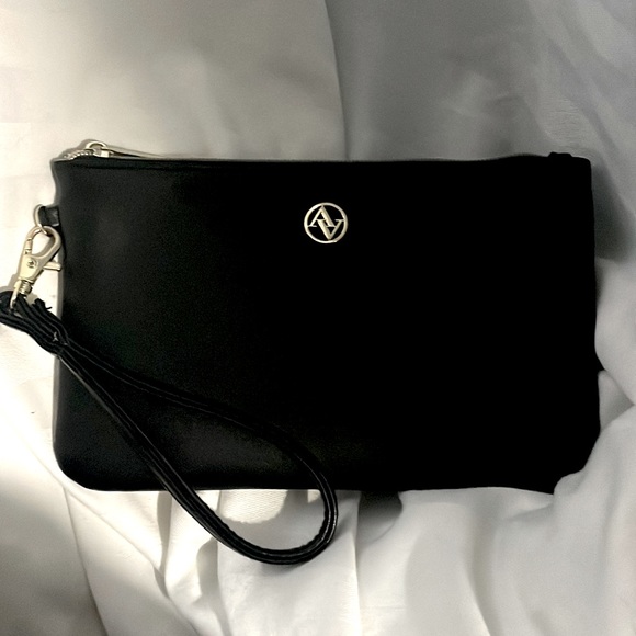 Adrienne Vittadini Black Wristlet w/ Detachable Charging Unit - Picture 1 of 7